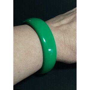 Vintage Mod Green Lucite Bangle Bracelet Minimalist Glows in UV Light **READ**